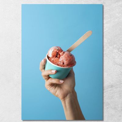 Quadro Moderno Coppetta Di Gelato Alla Fragola Tenuta In Mano Su Sfondo Azzurro foo39 quadro stampa su tela