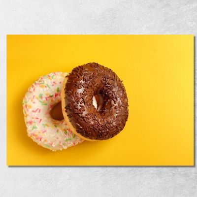Quadro Moderno Donuts Glassate Al Cioccolato E Vaniglia Su Sfondo Giallo foo53 quadro stampa su tela