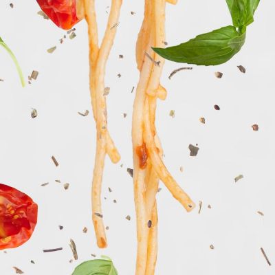 Quadro Moderno Spaghetti Con Pomodoro E Basilico Su Sfondo Grigio Minimalista foo103 quadro stampa su tela