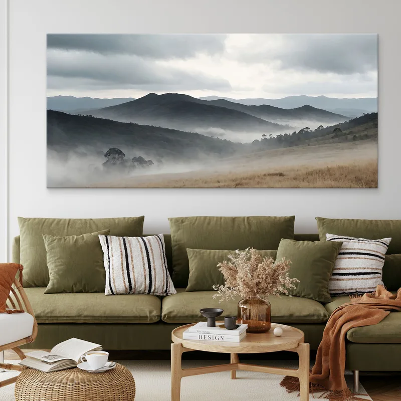 Pintura De Paisaje Abstracto Misty Hills Con Picos Grises Y Pastizales Otoñales