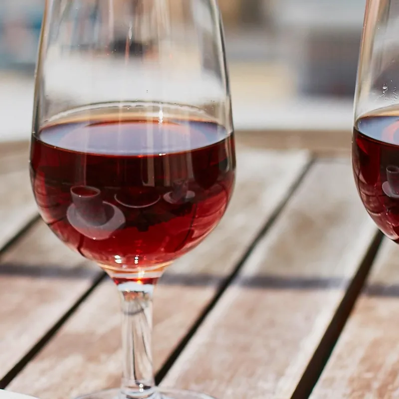 Modernes Gemälde Kaffee Wein Und Dessert Auf Der Terrasse Mit Panoramablick