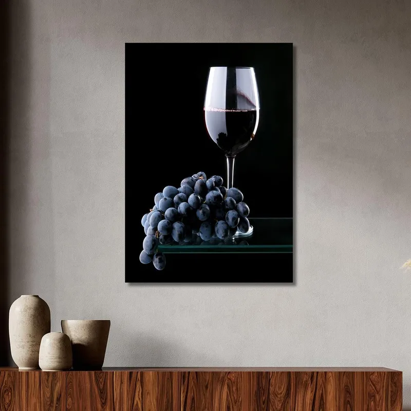 Quadro Moderno Calice Di Vino Rosso Con Grappolo D'Uva Su Sfondo Nero