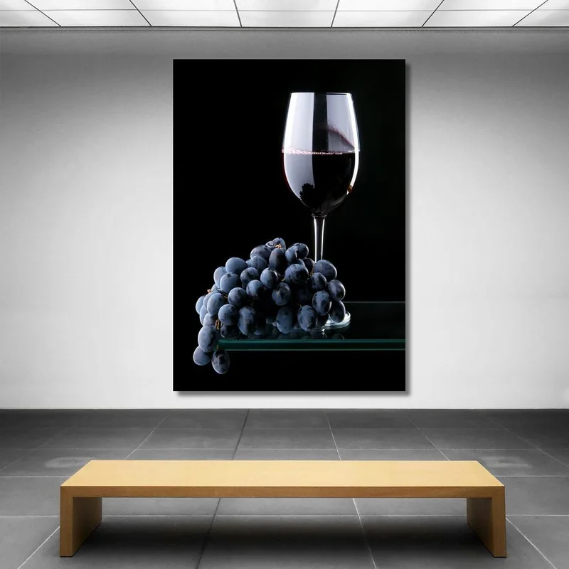 Quadro Moderno Calice Di Vino Rosso Con Grappolo D'Uva Su Sfondo Nero