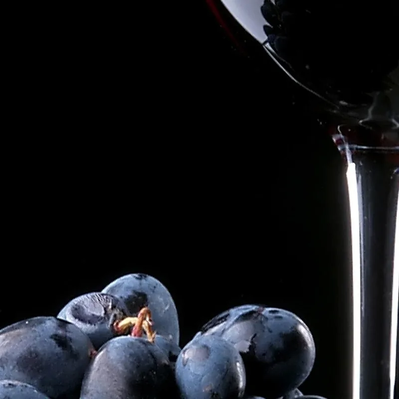 Quadro Moderno Calice Di Vino Rosso Con Grappolo D'Uva Su Sfondo Nero