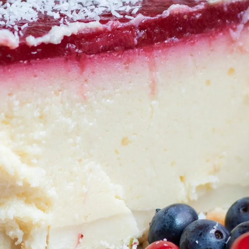 Quadro Moderno Cheesecake Ai Frutti Di Bosco Con Fragole E Mirtilli