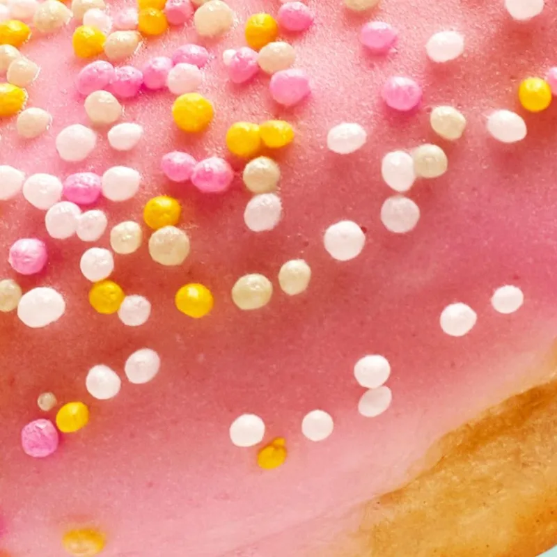 Quadro Moderno Ciambella Glassata Rosa Con Confettini Colorati Su Sfondo Verde Pastello