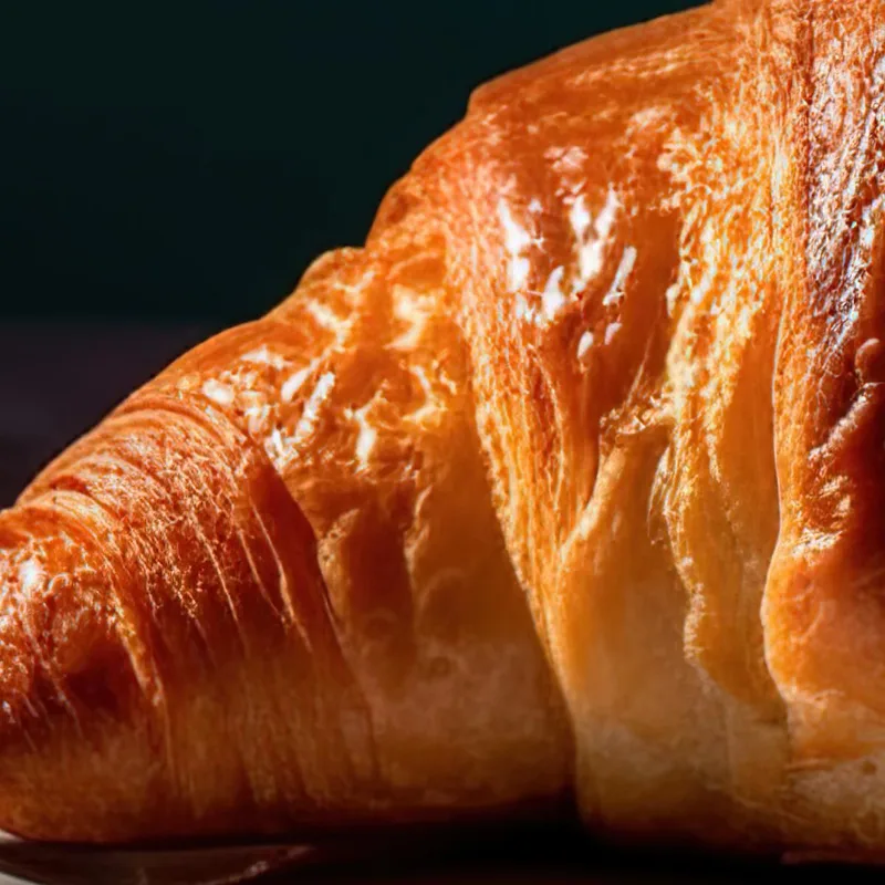 Quadro Moderno Colazione Con Croissant E Succo D'Arancia Su Tavolo Scuro