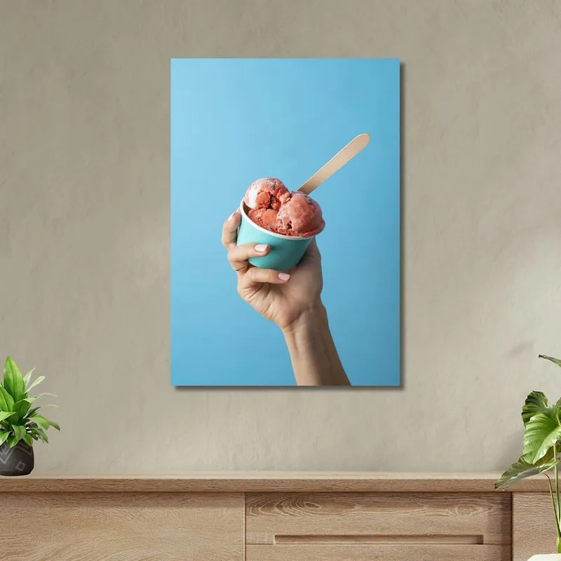 Quadro Moderno Coppetta Di Gelato Alla Fragola Tenuta In Mano Su Sfondo Azzurro
