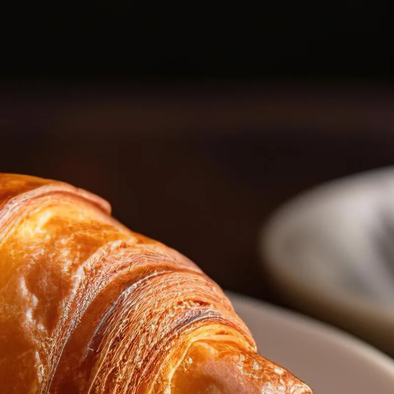Quadro Moderno Croissant Dorato Con Caffè Su Piatto Bianco