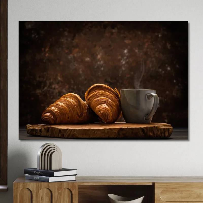 Croissants Feuilletés Peints À La Main Avec Une Tasse De Café Fumante