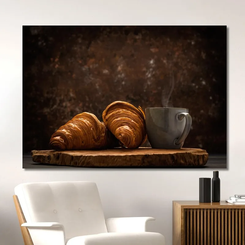 Croissants Feuilletés Peints À La Main Avec Une Tasse De Café Fumante
