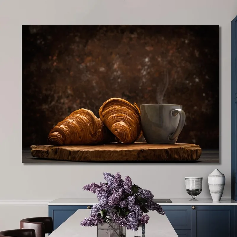 Croissants Feuilletés Peints À La Main Avec Une Tasse De Café Fumante