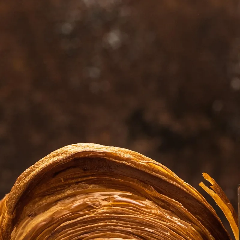 Croissants Feuilletés Peints À La Main Avec Une Tasse De Café Fumante