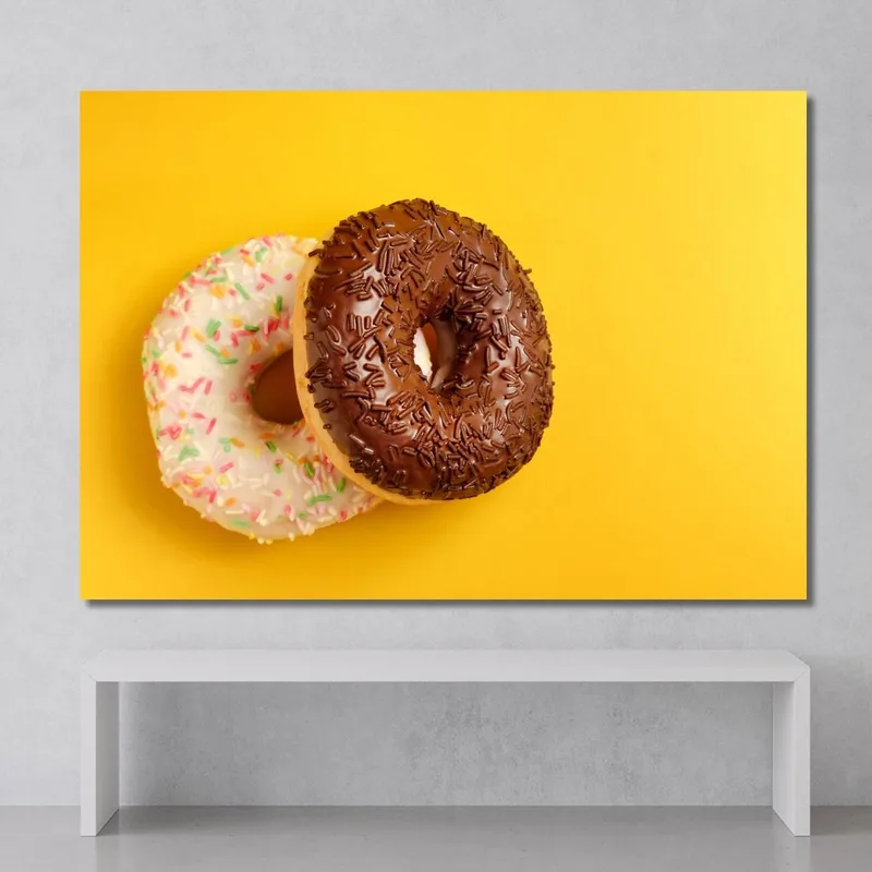 Tableau Moderne Donuts Glacés Au Chocolat Et À La Vanille Sur Fond Jaune