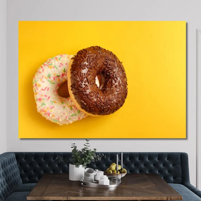 Tableau Moderne Donuts Glacés Au Chocolat Et À La Vanille Sur Fond Jaune