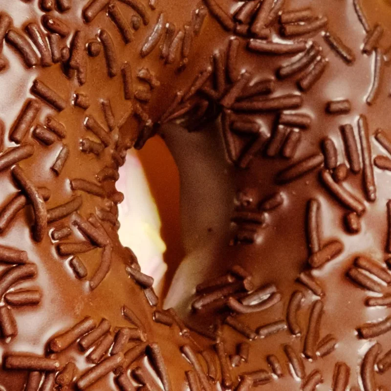 Tableau Moderne Donuts Glacés Au Chocolat Et À La Vanille Sur Fond Jaune
