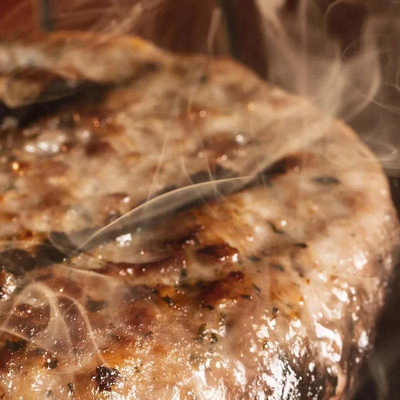 Cuadro Moderno De Hamburguesa De Ternera A La Parrilla Con Humo Y Llamas