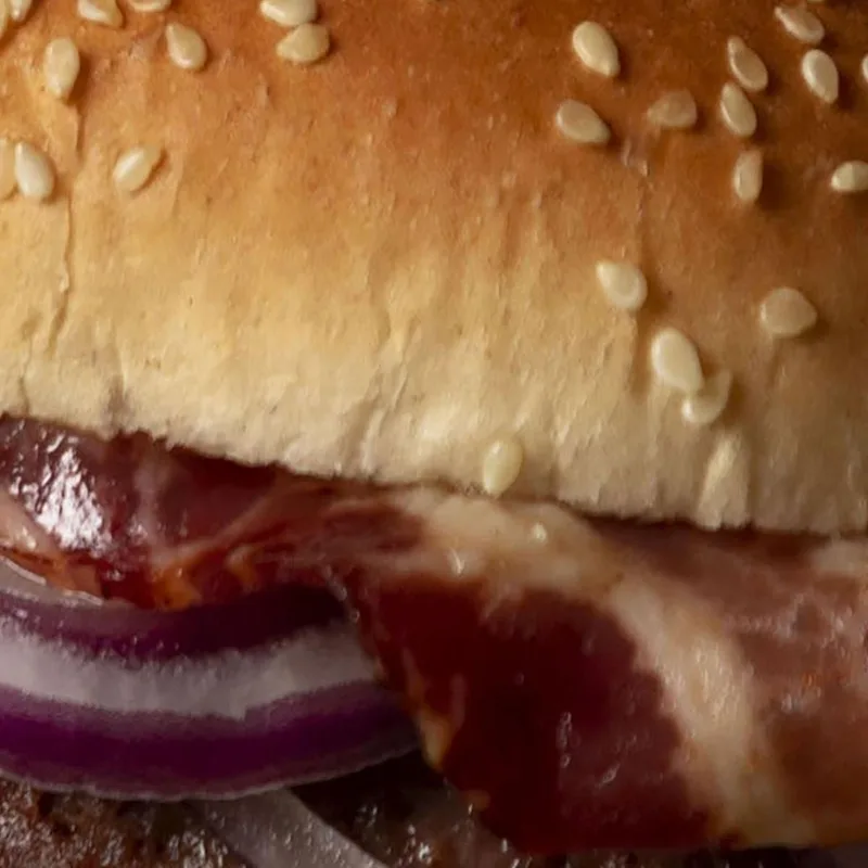 Peinture Moderne Hamburger Gastronomique Avec Bacon Oignon Et Salade Sur Fond Sombre