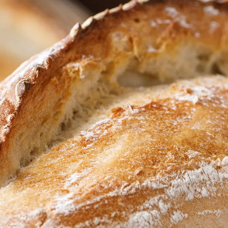 Peinture Moderne Pain Rustique Avec Croûte Croustillante Sur Planche À Découper En Bois