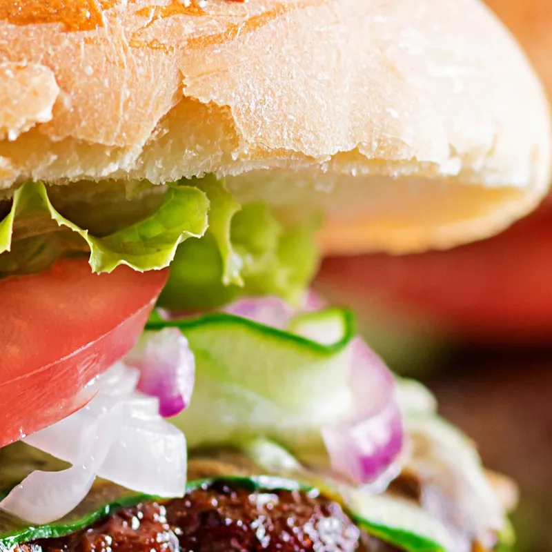 Cuadro Moderno Sándwich Gourmet Con Carne A La Parrilla Y Verduras Frescas