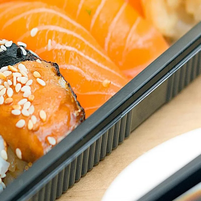 Quadro Moderno Sushi Misto In Bento Box Con Bacchette E Salsa Di Soia