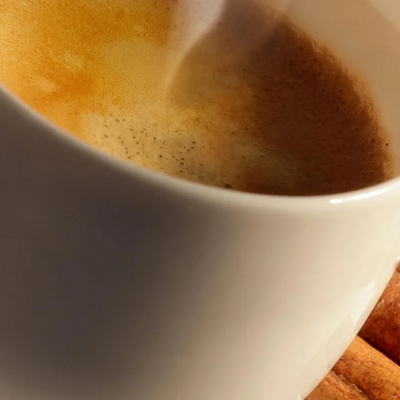 Quadro Moderno Tazza Di Caffè Fumante Con Cannella E Chicchi Di Caffè