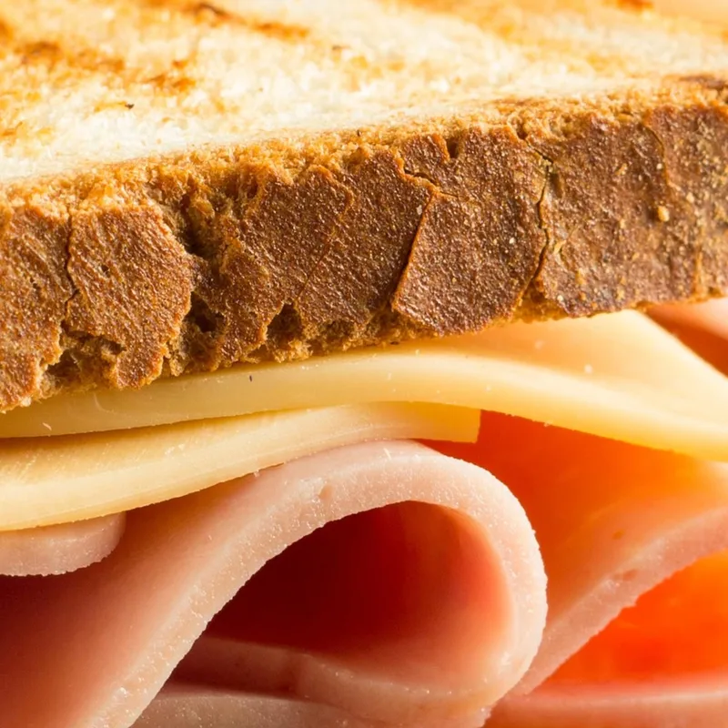 Quadro Moderno Toast Con Prosciutto Formaggio E Lattuga Su Tagliere Di Legno