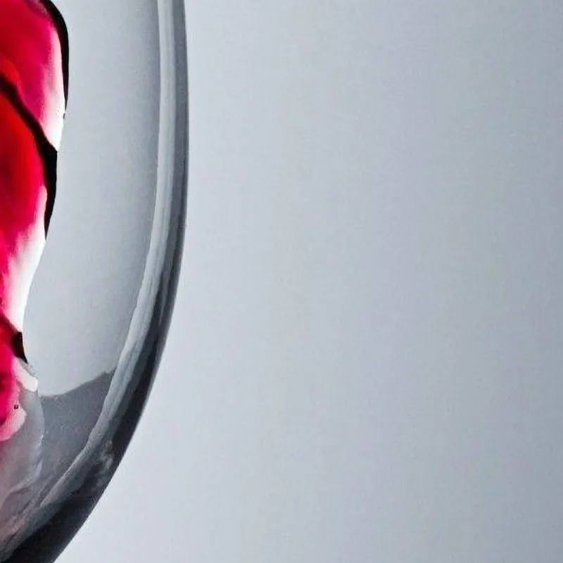 Peinture Moderne Vin Rouge Versé Dans Un Verre Sur Un Fond Clair