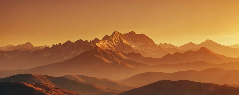Peinture De Montagnes Coucher De Soleil Doré Projetant Des Ombres Sur Les Crêtes Des Montagnes