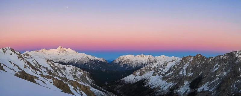 Peindre Des Montagnes Coucher De Soleil Pastel Sur La Chaîne De Montagnes Enneigées