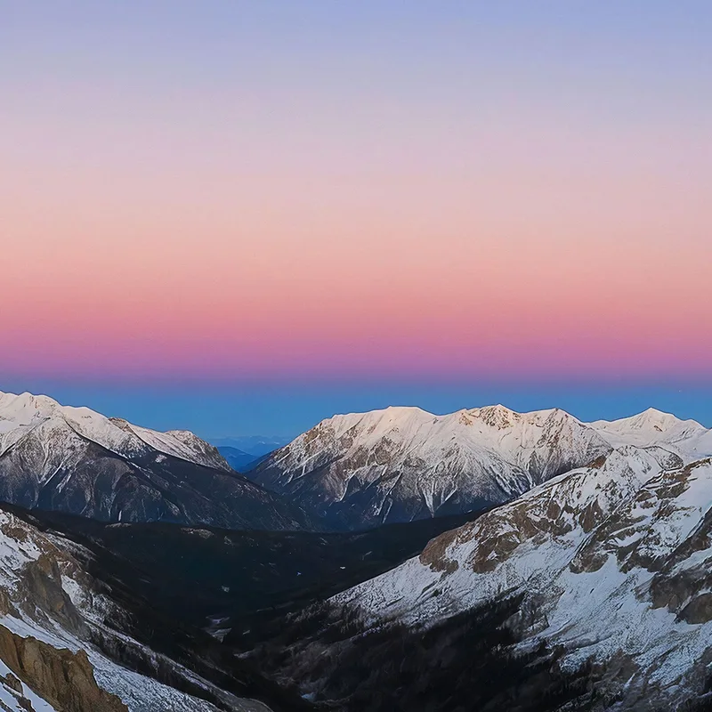 Peindre Des Montagnes Coucher De Soleil Pastel Sur La Chaîne De Montagnes Enneigées