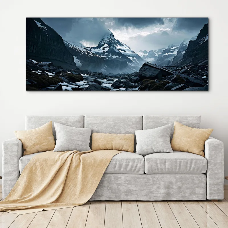 Quadro Montagne Catena Montuosa Innevata Con Cime Frastagliate In Condizioni Meteorologiche Avverse