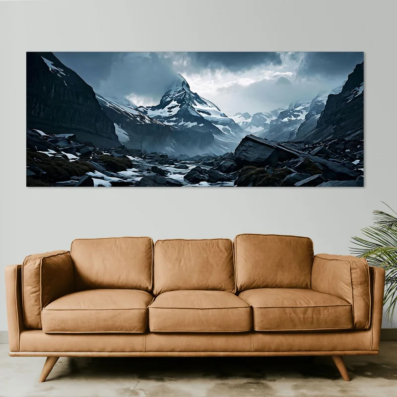 Quadro Montagne Catena Montuosa Innevata Con Cime Frastagliate In Condizioni Meteorologiche Avverse