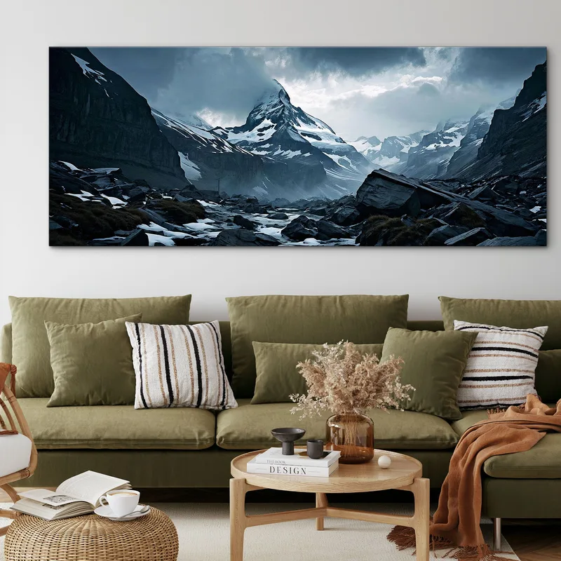 Quadro Montagne Catena Montuosa Innevata Con Cime Frastagliate In Condizioni Meteorologiche Avverse