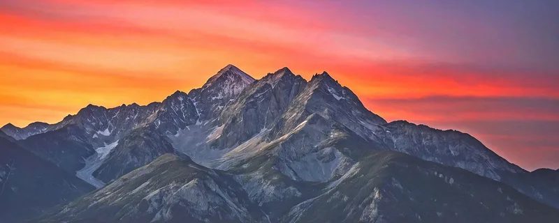 Peinture De Montagnes Coucher De Soleil Spectaculaire Sur Les Majestueux Sommets Des Montagnes