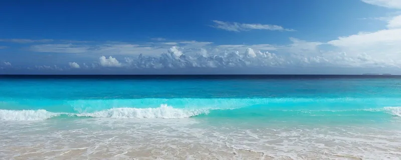Meereslandschaft Die Türkisfarbene Wellen An Einem Sandstrand Malt