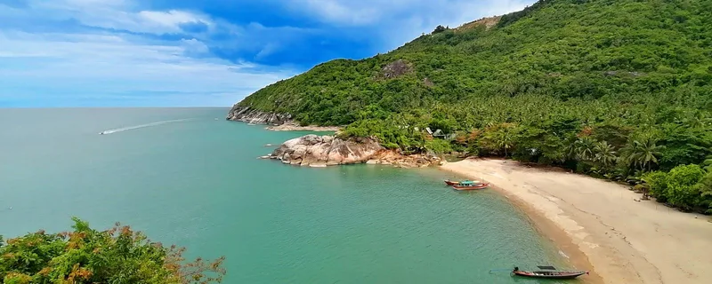 Peinture De Paysage Marin Vue De Koh Phangan Avec Plage Calme Et Collines Verdoyantes