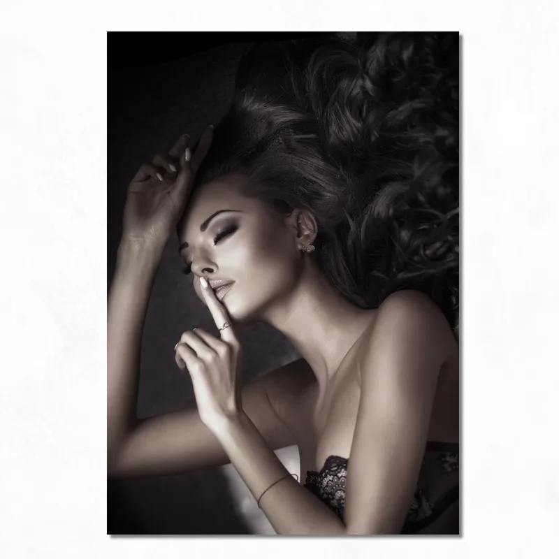 Retrato de mujer con dedo en los labios cuadro moderno