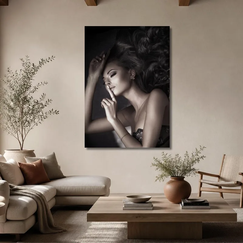 Retrato de mujer con dedo en los labios cuadro moderno