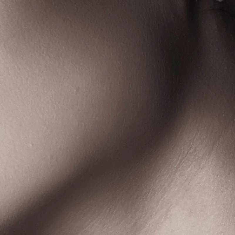 Retrato de mujer con dedo en los labios cuadro moderno