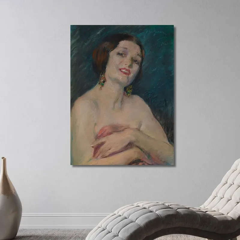 Modell Hält Vorhänge Alice Pike Barney